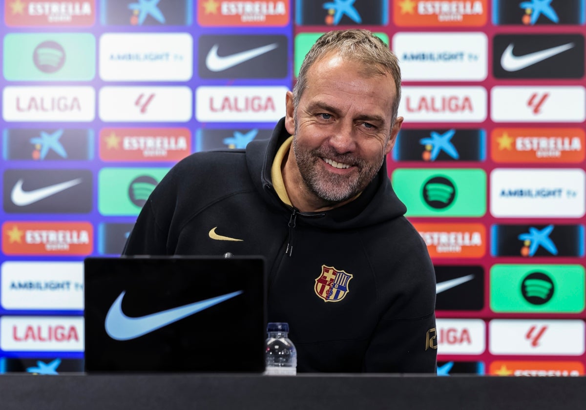 Hansi Flick atiende a los medios de comunicación antes del partido ante el Sevilla