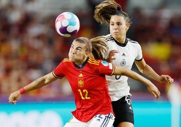 Lena Oberdorf y Patricia Guijarro, en el Alemania-España de la Eurocopa 2022