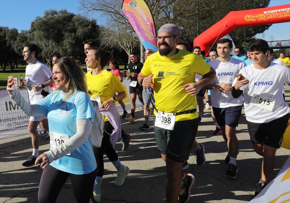 Jóvenes corredores en la Carrera de Empresas de ABC de Sevilla