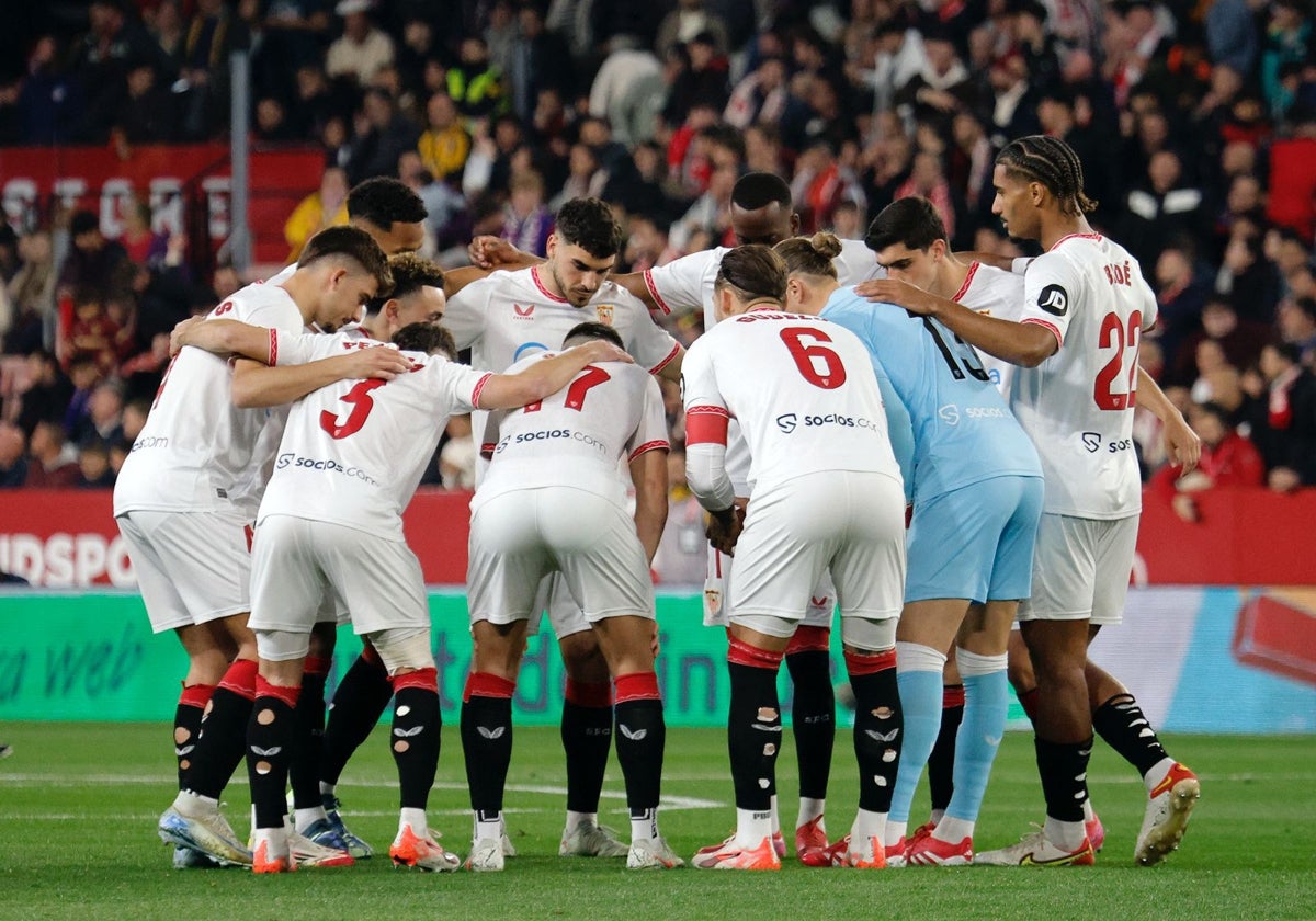 Once del Sevilla haciendo piña antes del inicio del encuentro ante el Barcelona en el Sánchez-Pizjuán