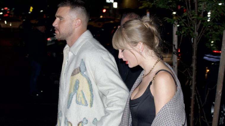 La cantante Taylor Swift y su novio, el jugador de la NFL Travis Kelce, salen desde finales de 2023