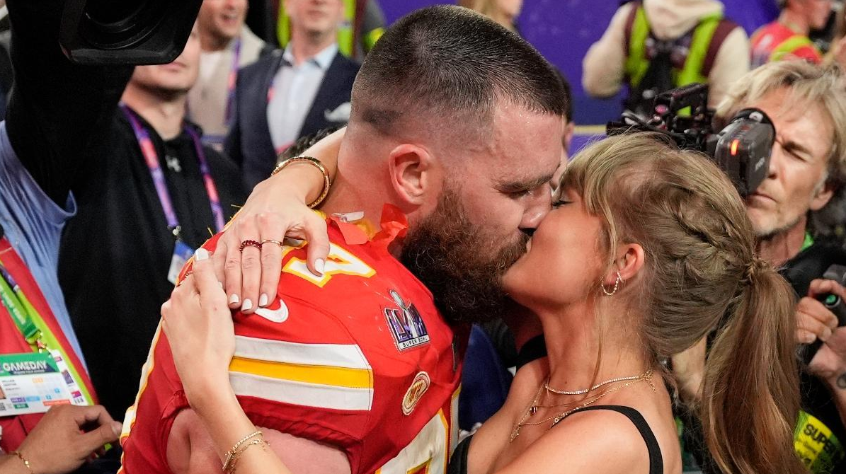 Taylor Swift y Travis Kelce protagonizaron un apasionado beso en la Super Bowl de 2024