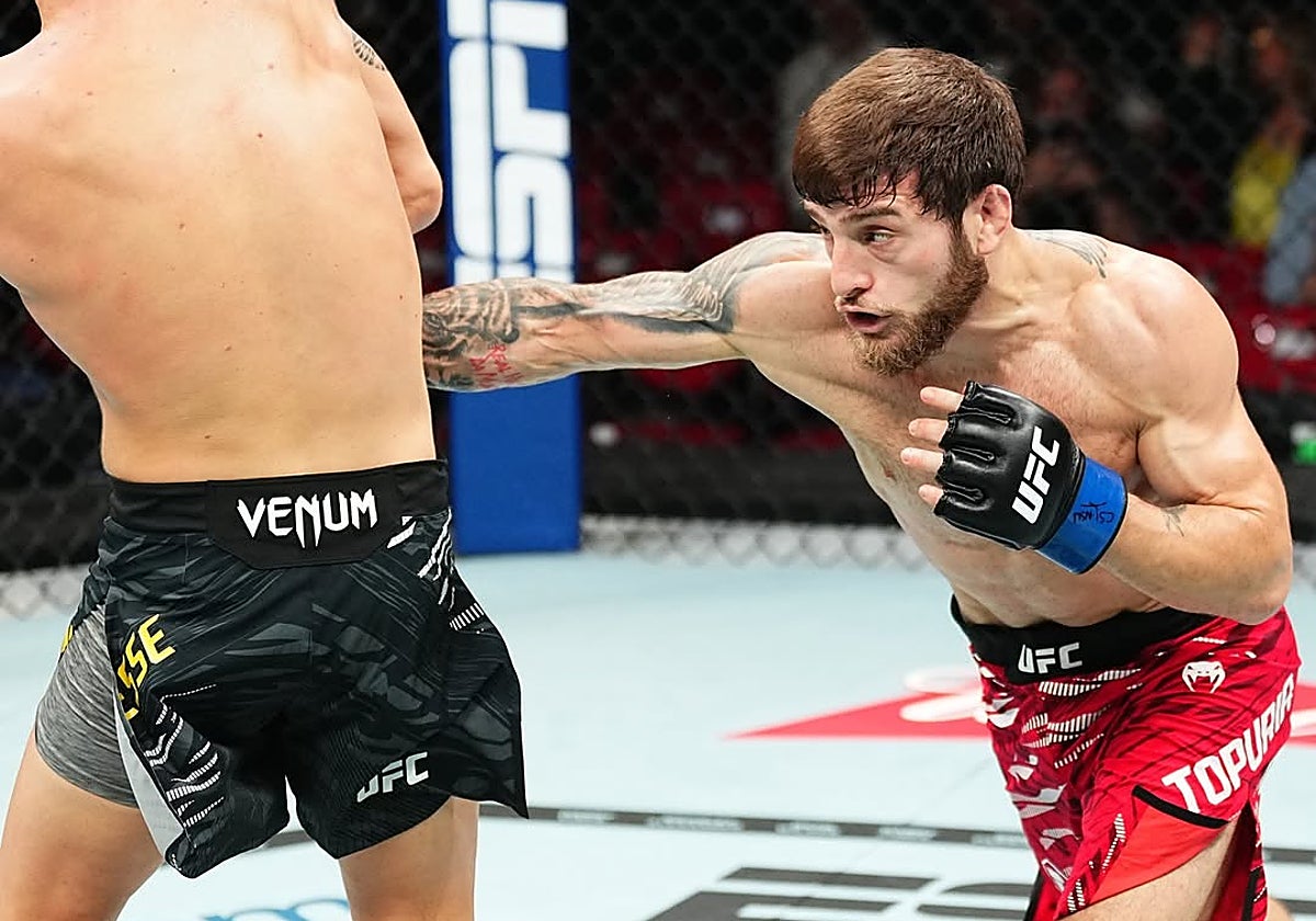 Aleksandre Topuria golpeando a su rival