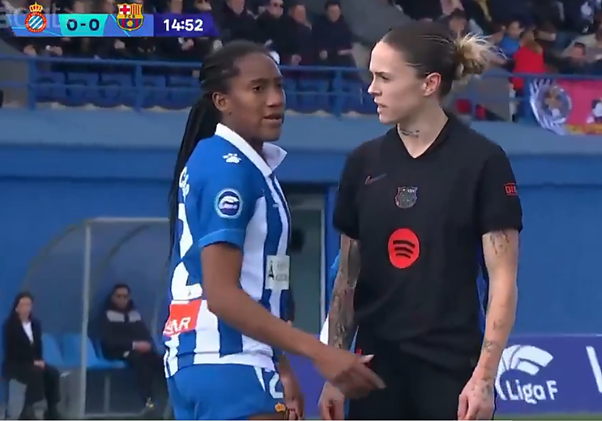 Mapi León observa desafiante a Daniela Caracas tras tocar sus genitales