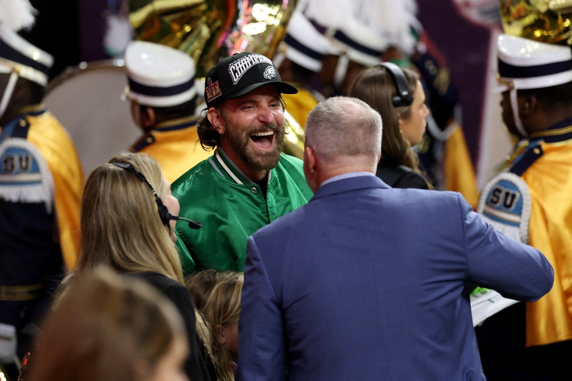 El actor Bradley Cooper, momentos antes de comenzar el partido