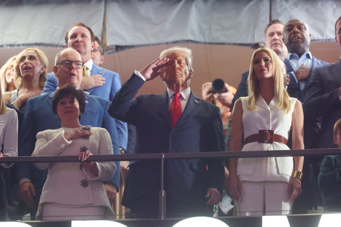 Donald Trump hace el saludo marcial mientras suena el himno de EE.UU., antes del partido