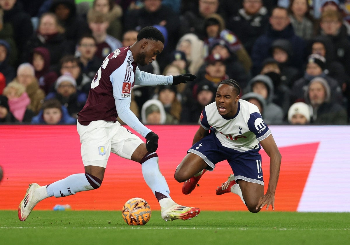 Bogarde, durante un reciente Aston Villa-Tottenham Hotspur