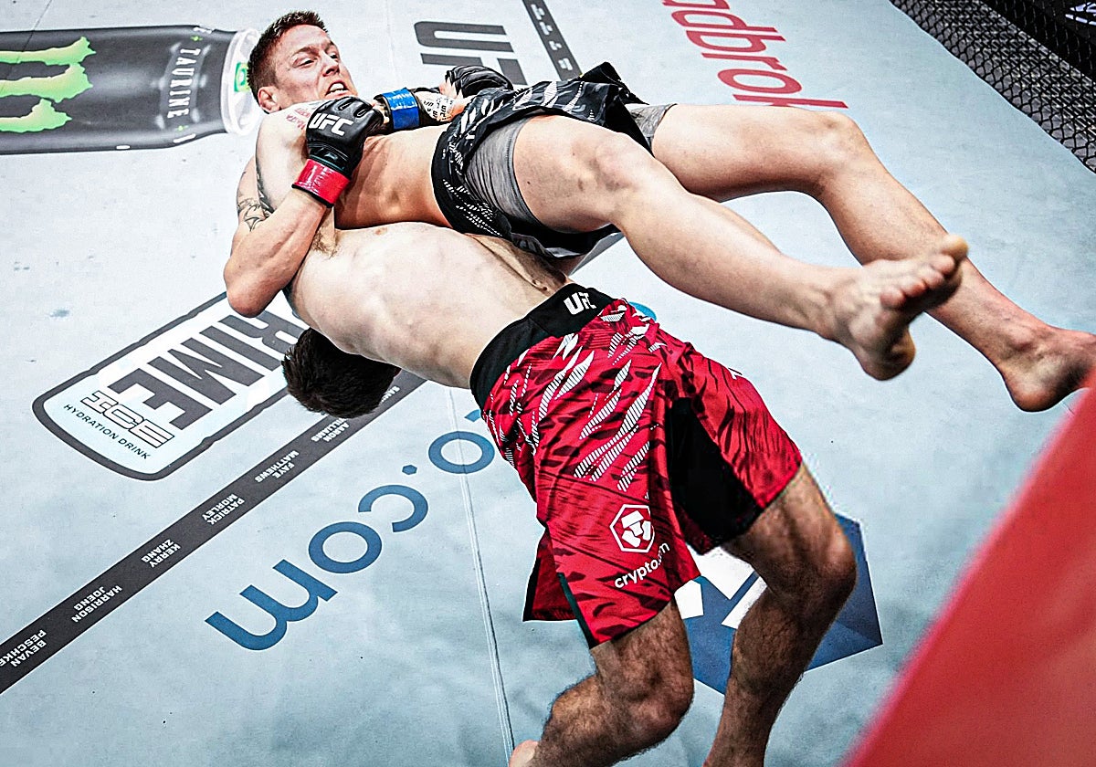 Aleksandre Topuria realiza un súplex durante su debut