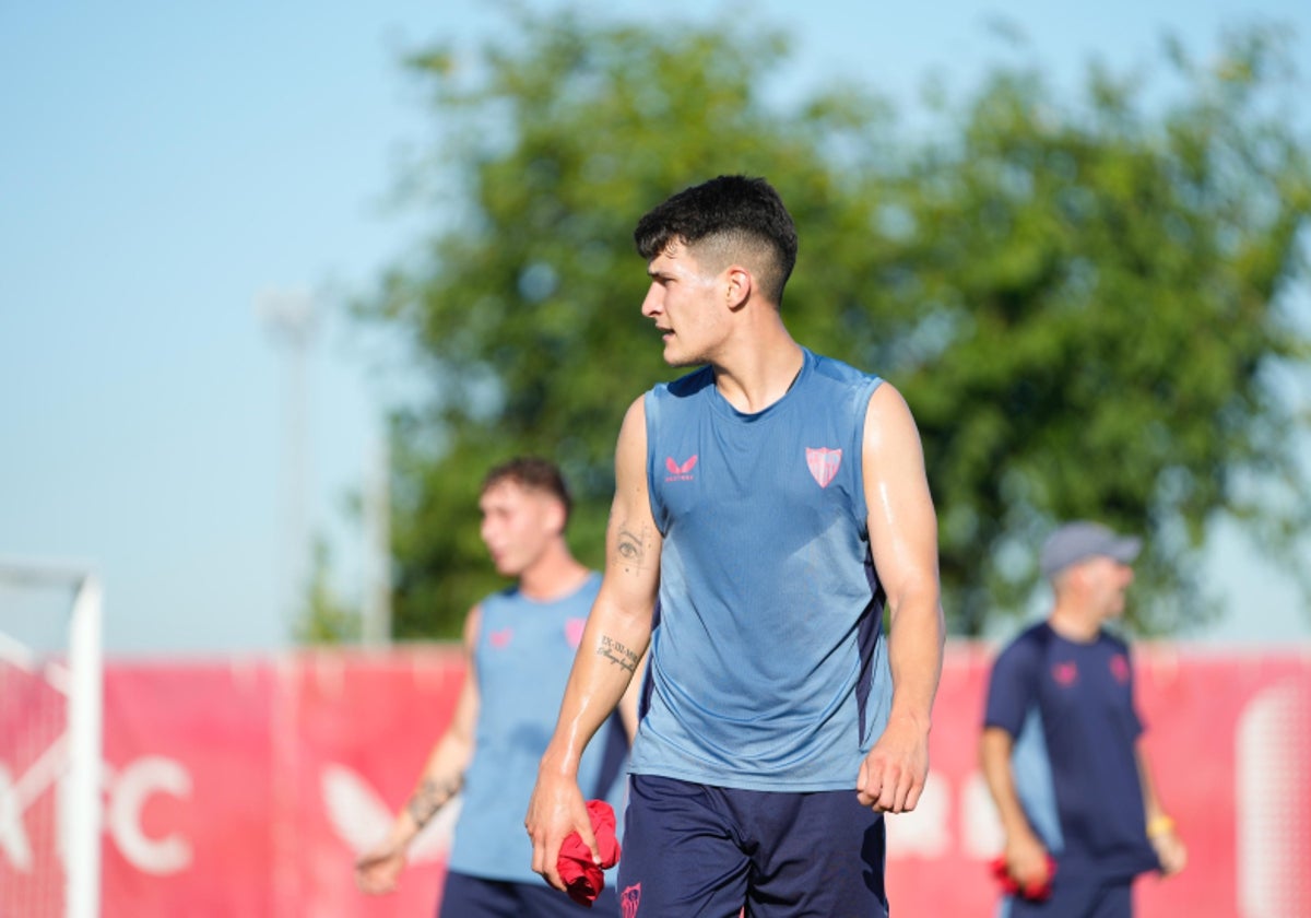 Andrés Castrín, en un entrenamiento con el Sevilla