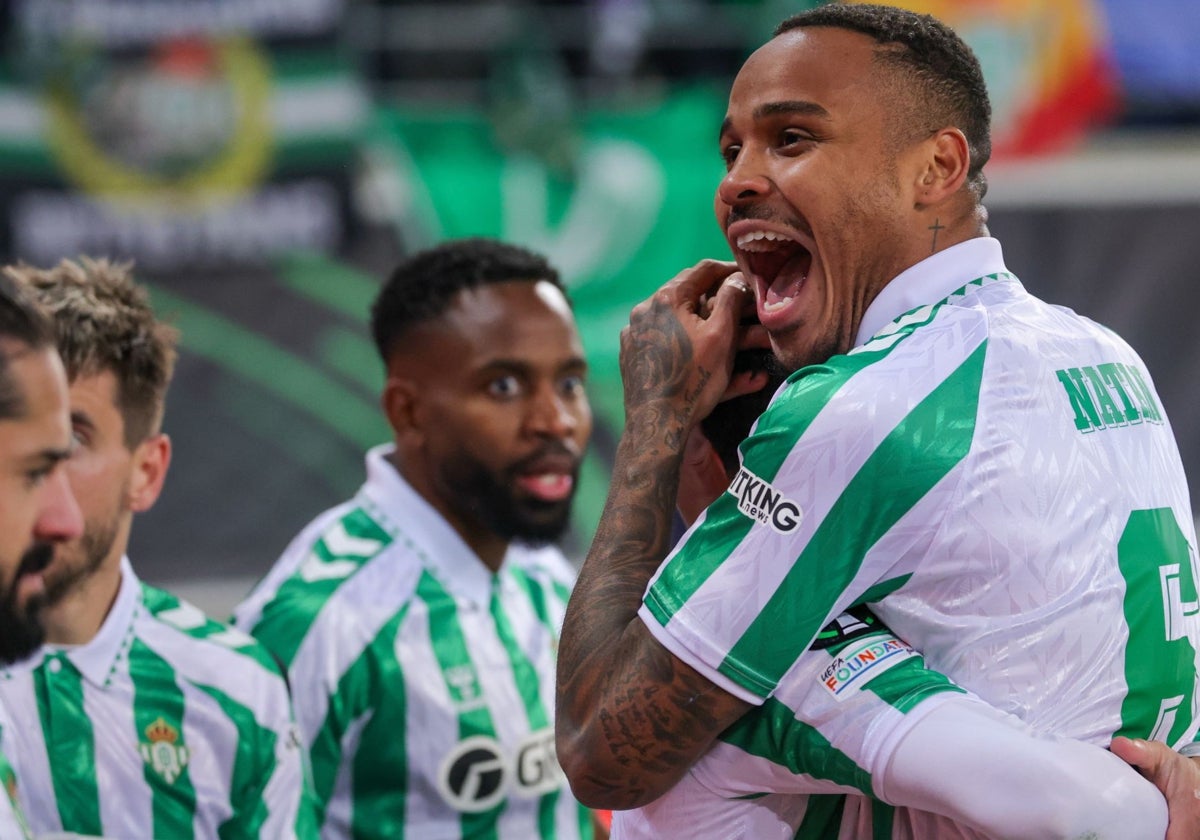Natan abraza a Antony en el 0-1 del Betis ante el KAA Gent