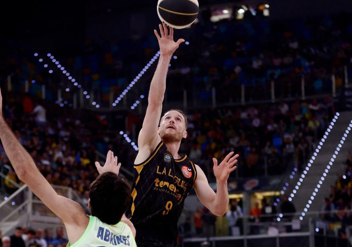 Marcelinho intenta anotar ante la defensa de Abrines