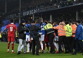 Surrealista final en el Everton - Liverpool: tangana monumental y aficionados invadiendo el campo