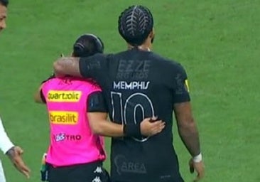 Increíble: Memphis abraza a la árbitra durante un partido como si fueran novios