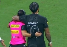 Increíble: Memphis abraza a la árbitra durante un partido como si fueran novios