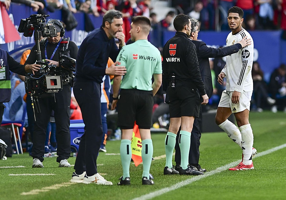 Bellingham, quejándose al cuarto árbitro mientras se iba para los vestuarios