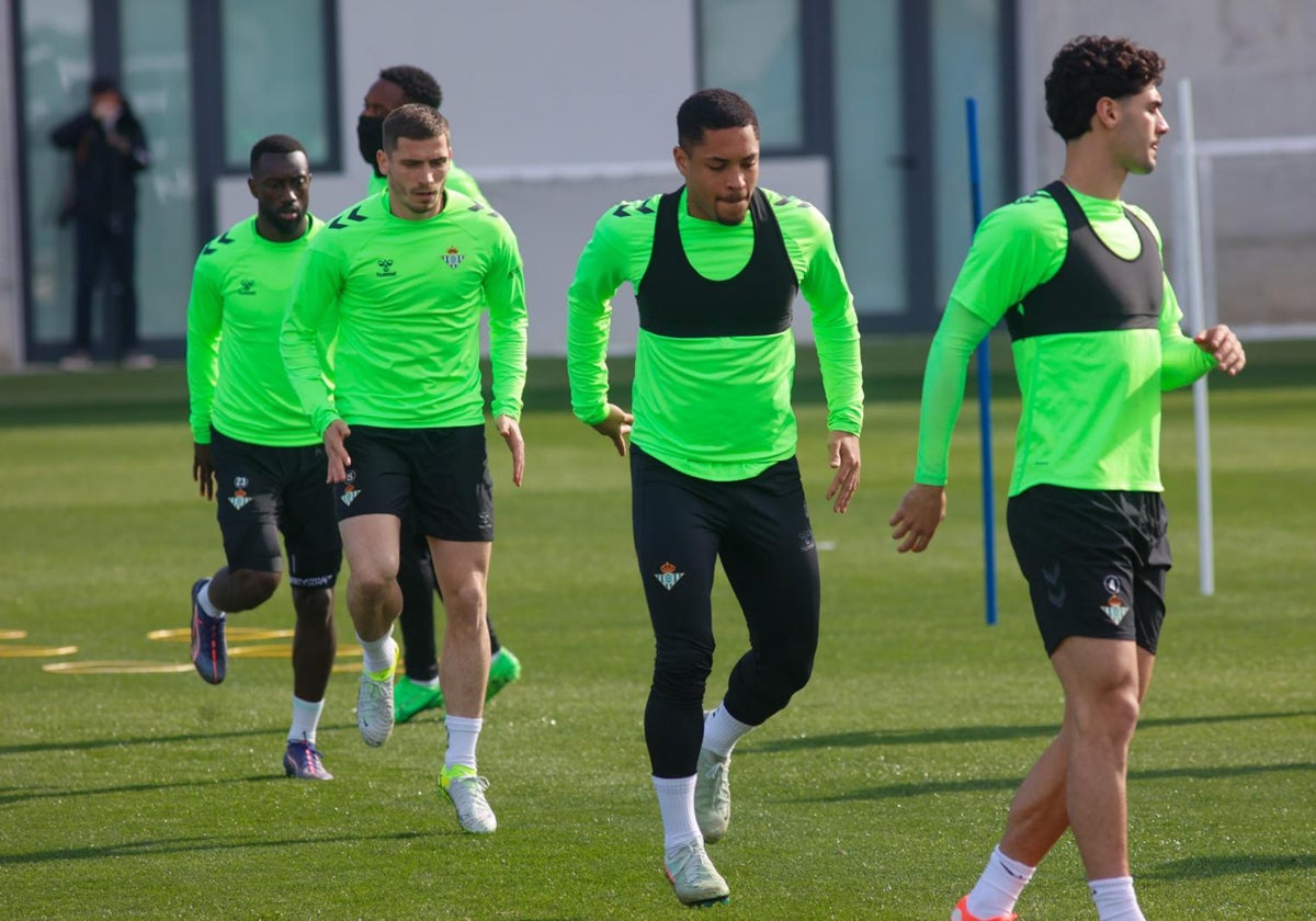 Vitor Roque, durante un entrenamiento del Betis junto a Perraud y Johnny Cardoso