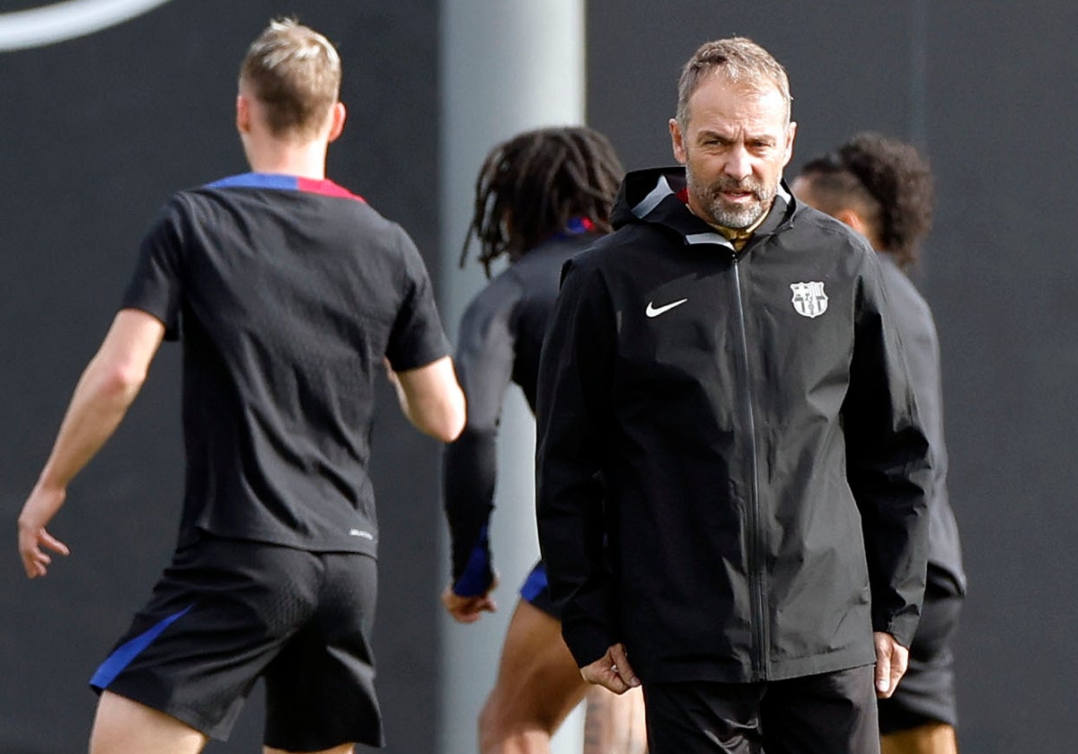 Hansi Flick, en el entrenamiento del Barcelona de este domingo