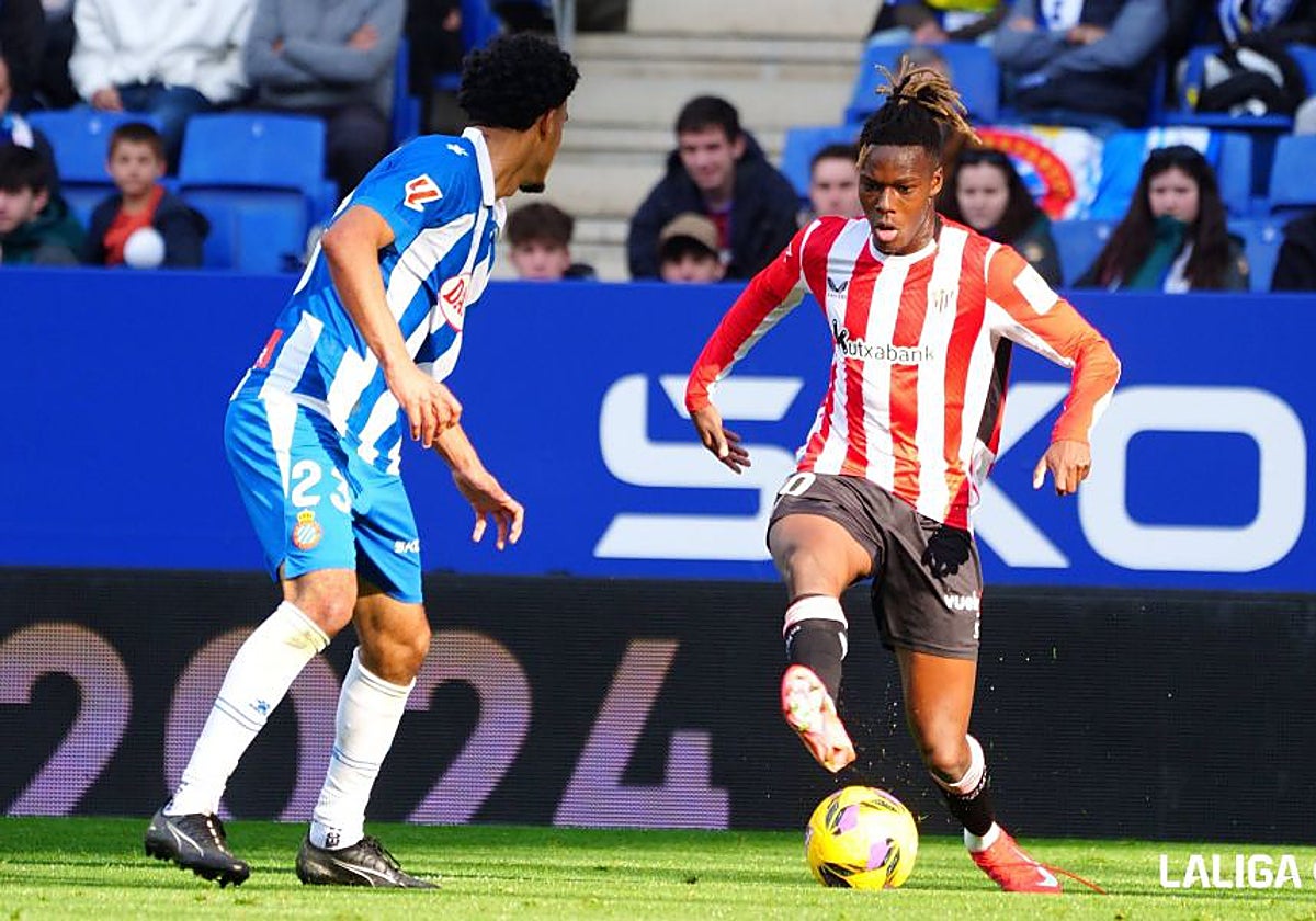 Nico Williams trata de driblar a Omar El Hilali en el Espanyol-Athletic