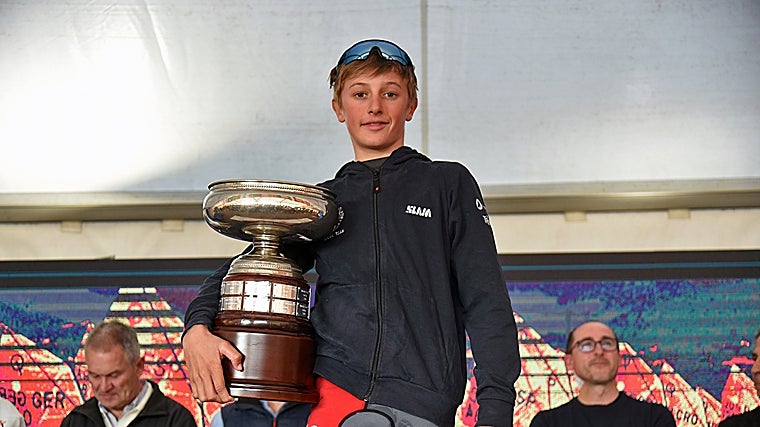 Karlsen con el trofeo permanente Vila de Palamós como ganador absoluto