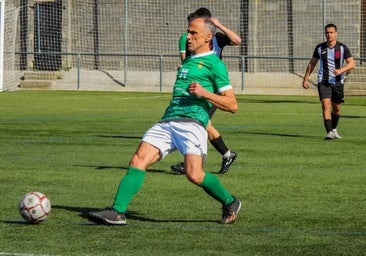 Con 60 años y tras diez meses parado por una grave lesión: la esperada vuelta al fútbol madrileño del 'pibe' Osvaldo