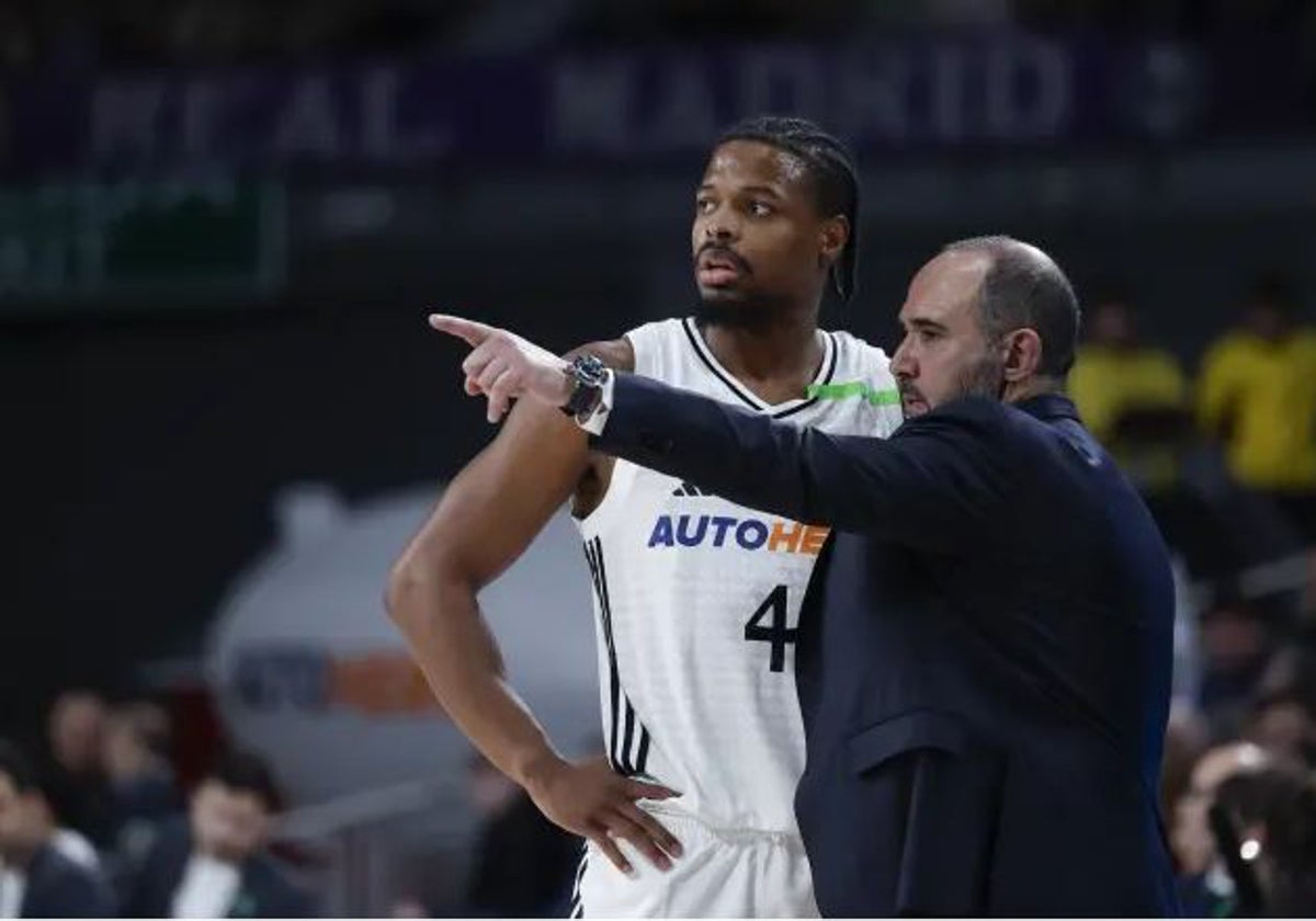 Dennis Smith Jr recibe indicaciones de Chus Mateo, técnico del Real Madrid