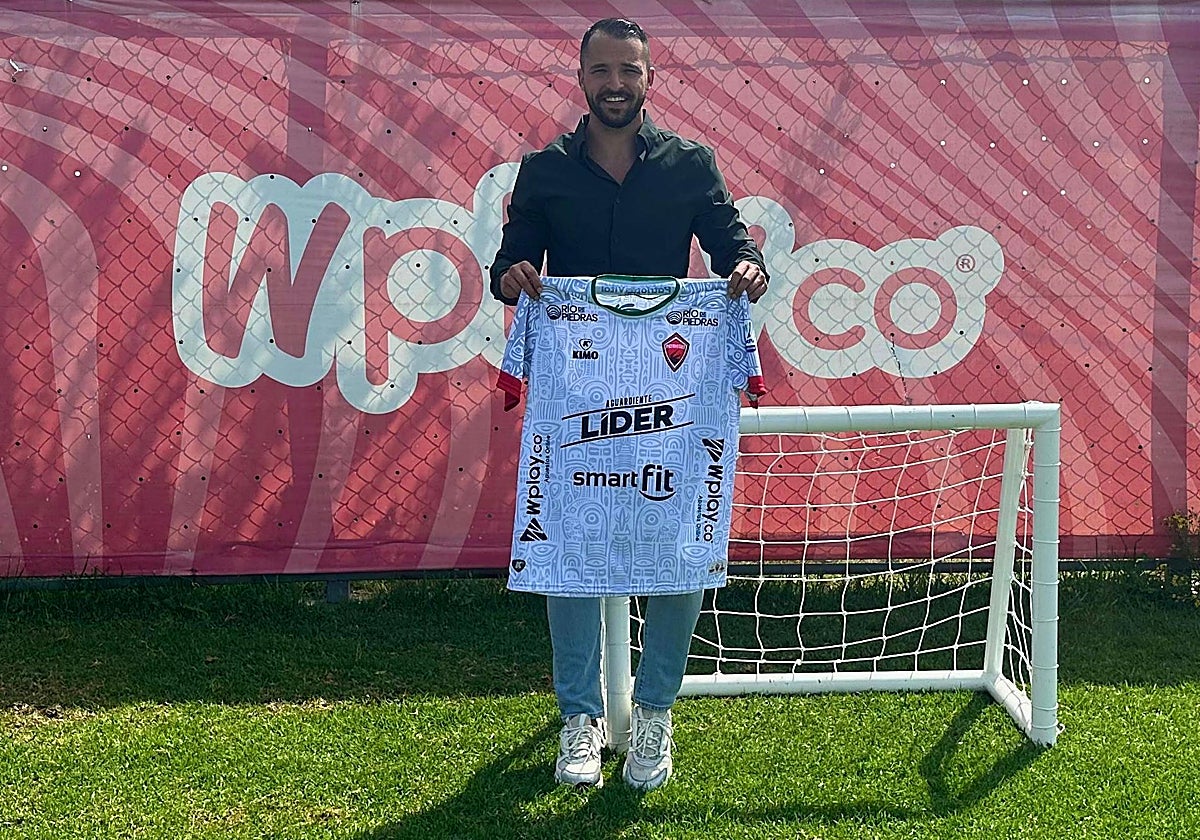 Omar Nicolás Fenoll, con la camiseta del Patriotas de Boyacá, donde ejerce como director deportivo