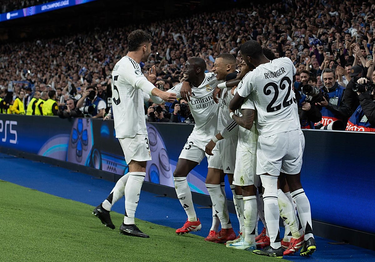 Los jugadores del Real Madrid celebran el segundo gol