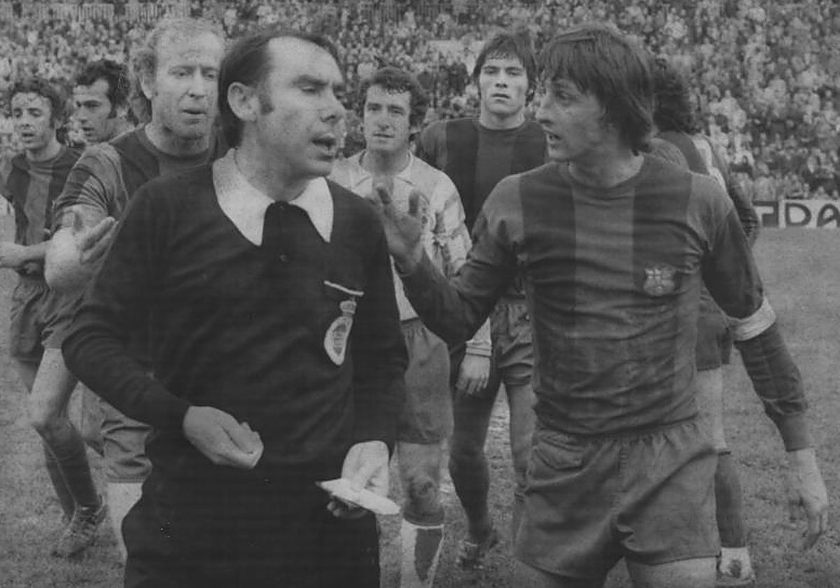 Cruyf y Orrantia, árbitro del Málaga-Barcelona, durante el partido jugado el 9-2-1975