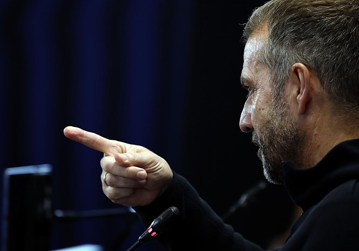 Hansi Flick responde a una pregunta en rueda de prensa