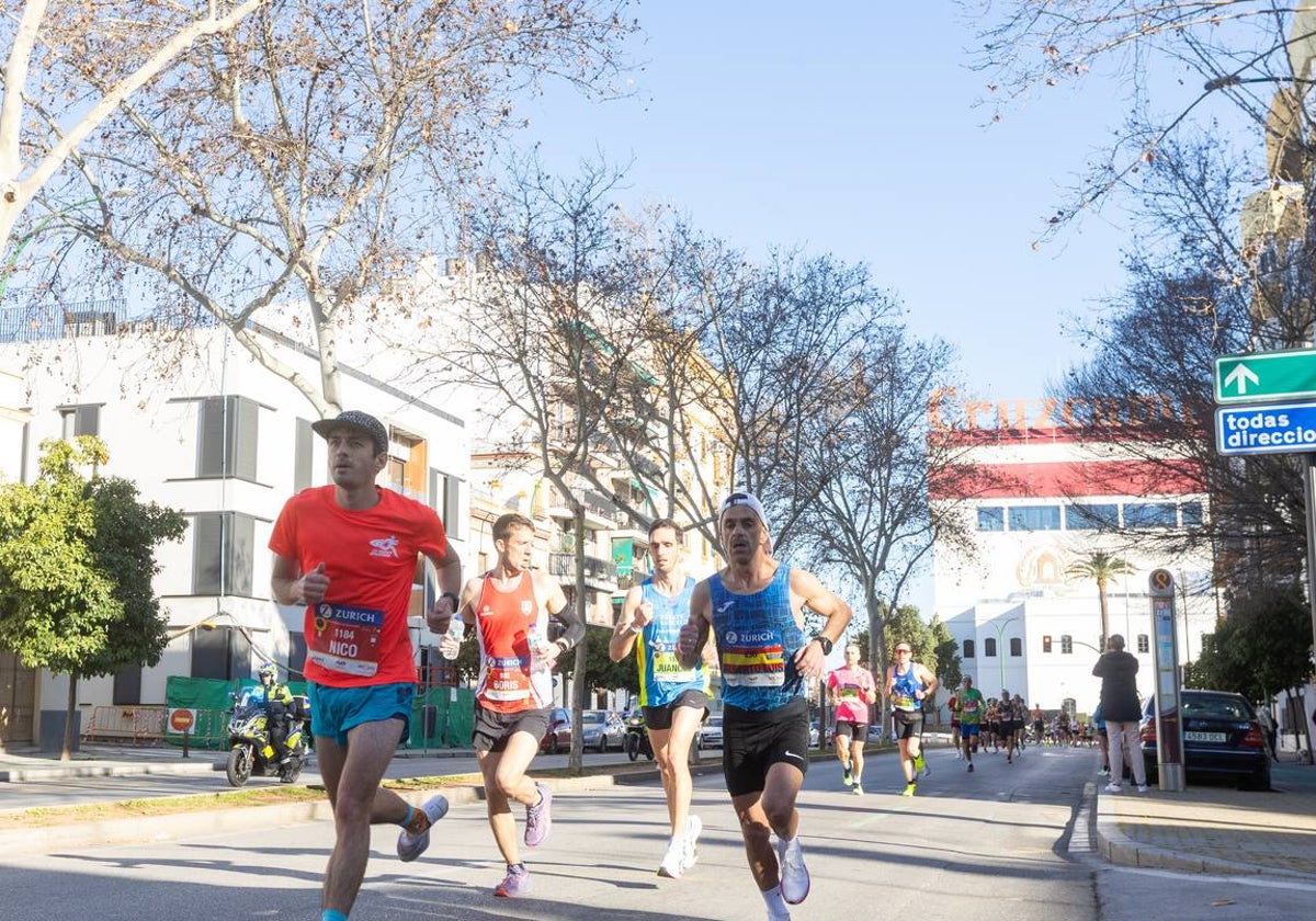 La maratón recorrió alguno de los principales barrios de la capital hispalense