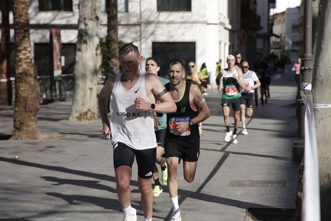 Un total de 14.000 corredores se han dado cita en esta maratón de 2025 en la capital sevillana 