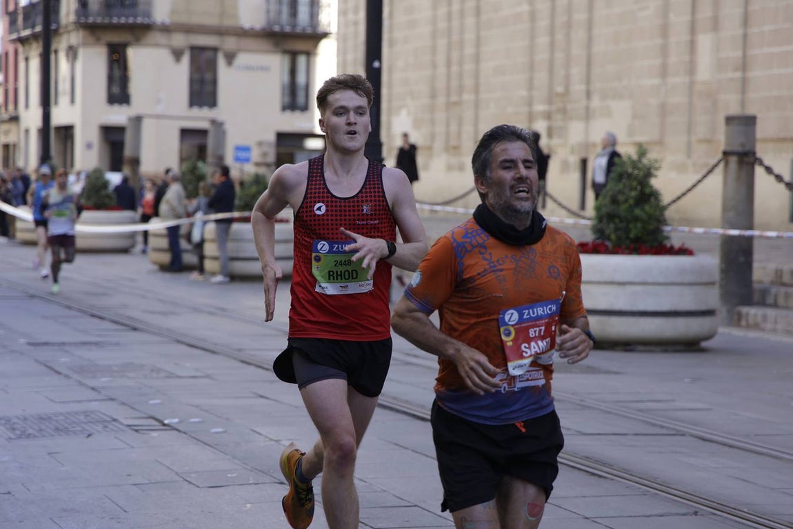 Un total de 14.000 corredores se han dado cita en esta maratón de 2025 en la capital sevillana 