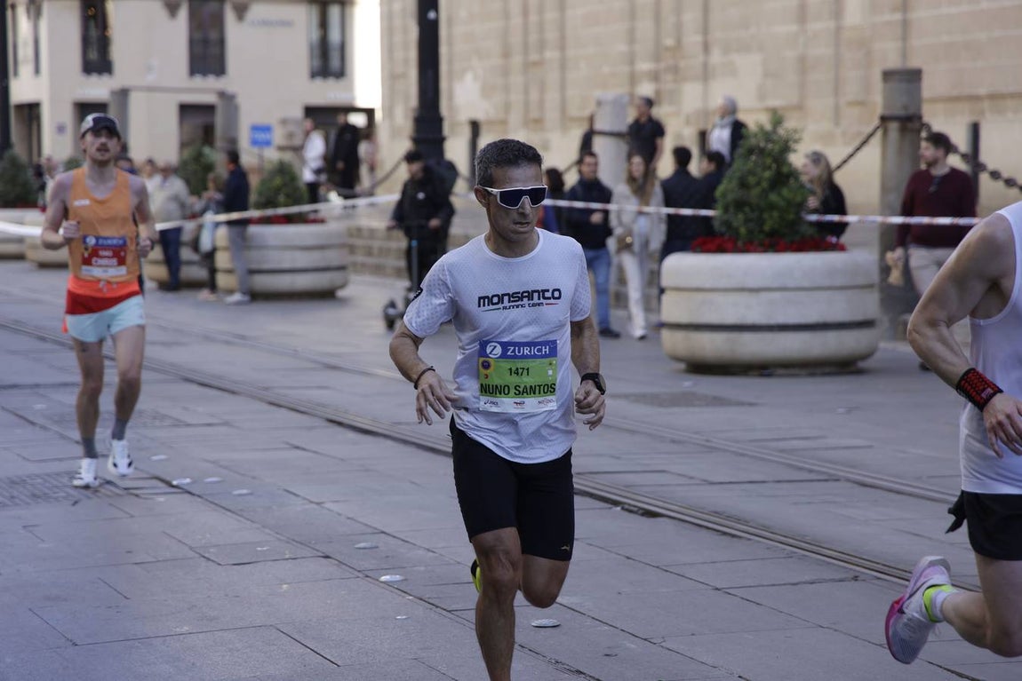 Un total de 14.000 corredores se han dado cita en esta maratón de 2025 en la capital sevillana 