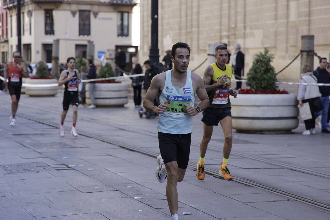 Un total de 14.000 corredores se han dado cita en esta maratón de 2025 en la capital sevillana 