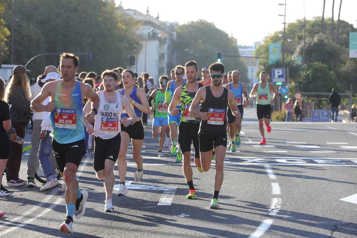Un total de 14.000 corredores se han dado cita en esta maratón de 2025 en la capital sevillana 