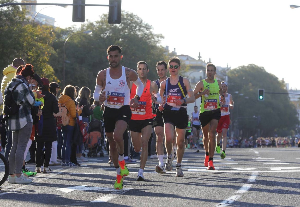 Un total de 14.000 corredores se han dado cita en esta maratón de 2025 en la capital sevillana 
