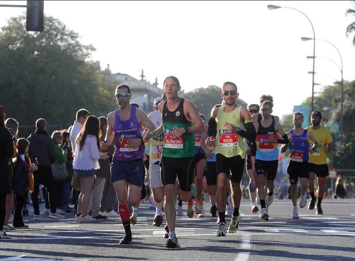 Un total de 14.000 corredores se han dado cita en esta maratón de 2025 en la capital sevillana 
