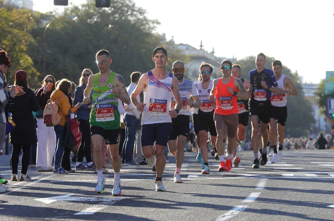 Un total de 14.000 corredores se han dado cita en esta maratón de 2025 en la capital sevillana 