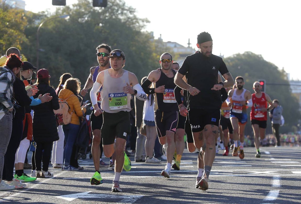 Un total de 14.000 corredores se han dado cita en esta maratón de 2025 en la capital sevillana 