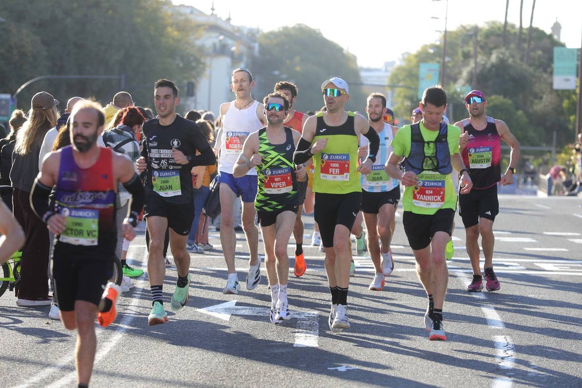 Un total de 14.000 corredores se han dado cita en esta maratón de 2025 en la capital sevillana 