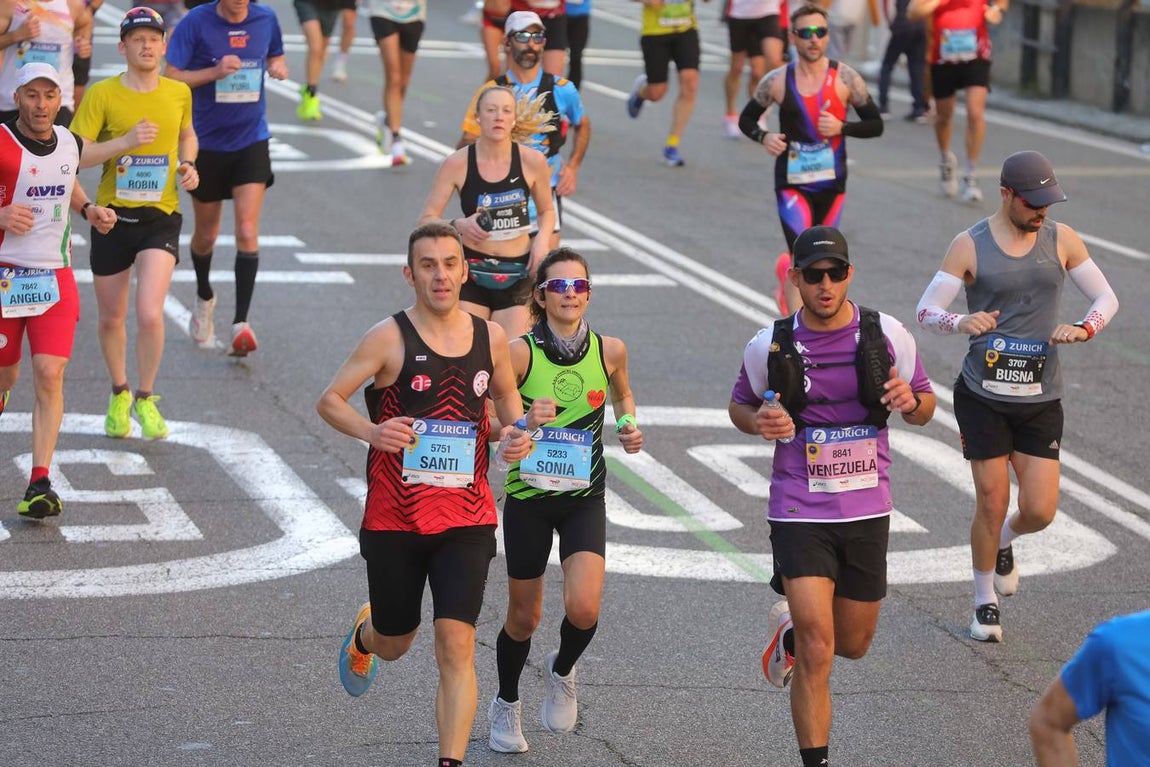 Un total de 14.000 corredores se han dado cita en esta maratón de 2025 en la capital sevillana 