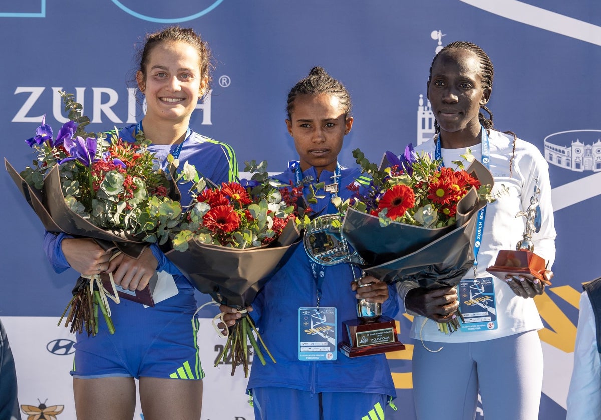 De izquierda a derecha, Mannon Trapp (segunda), Anchilanu Dessie (primera) y Cynthia Kosgei (tercera), las integrantes del podio femenino del Zurich Maratón de Sevilla 2025