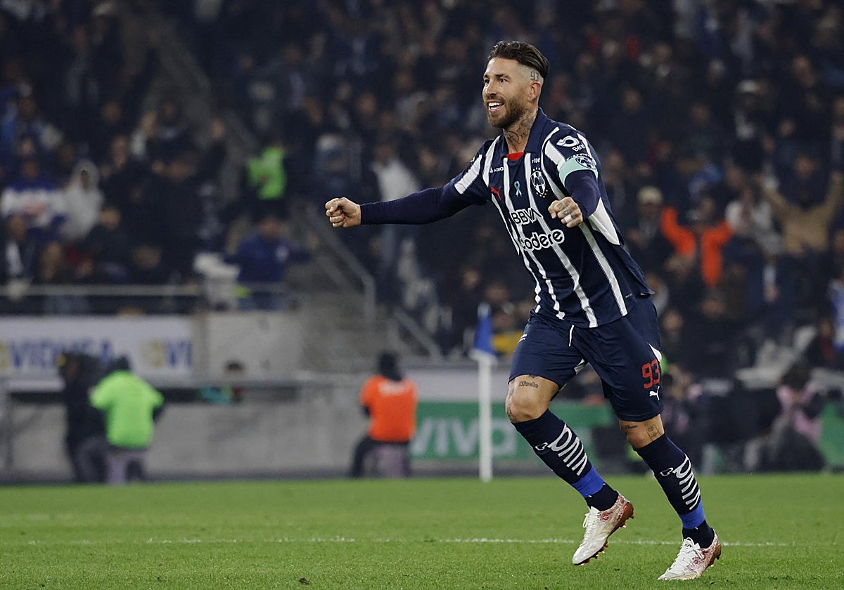 Sergio Ramos celebra uno de los goles de su nuevo equipo