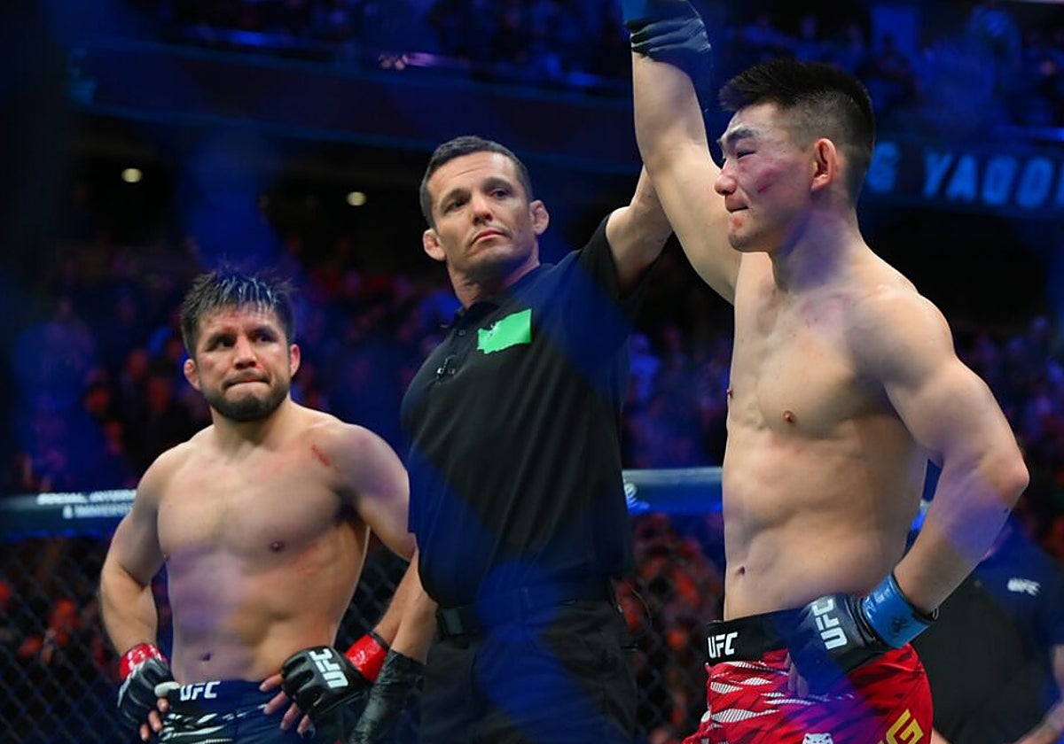 Song Yadong, con el brazo en alto frente a Henry Cejudo
