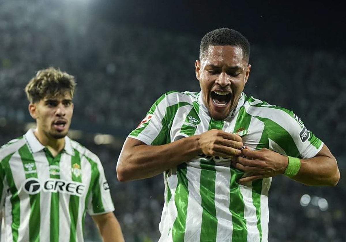 Vitor Roque se mira el escudo ante la mirada de Abde