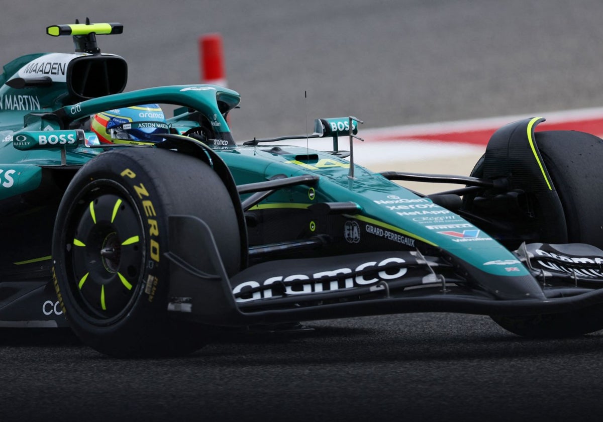 Fernando Alonso y su Aston Martin, durante la jornada de test en Shakir