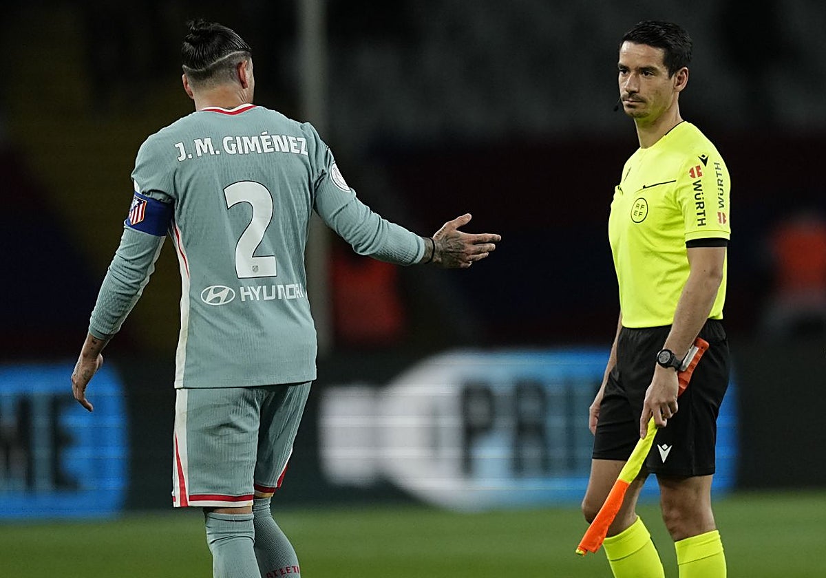 Giménez se dirige a un juez de línea en Montjuic