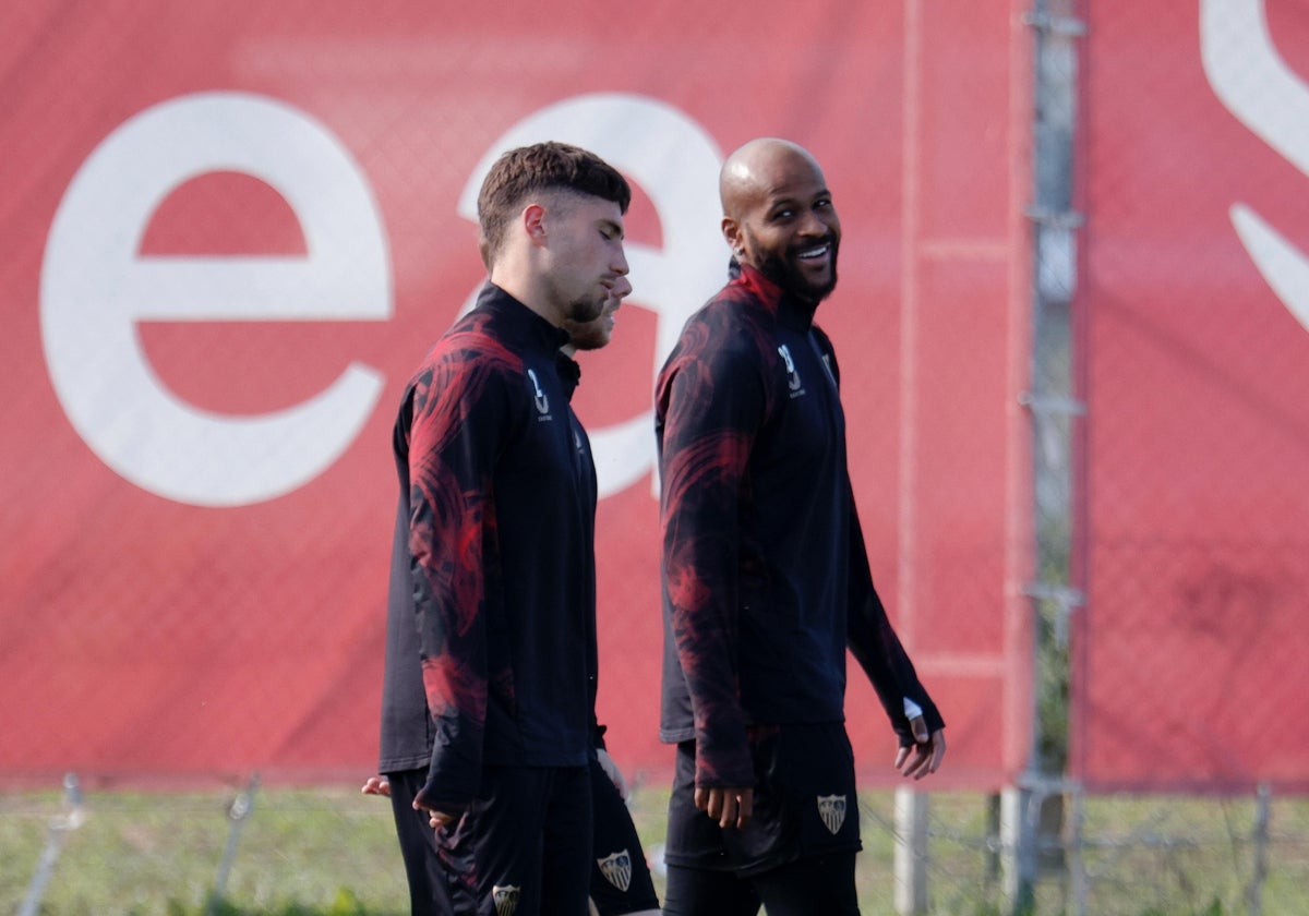 Marcao entra sonriente en el entrenamiento de este jueves junto a Carmona y Peque.