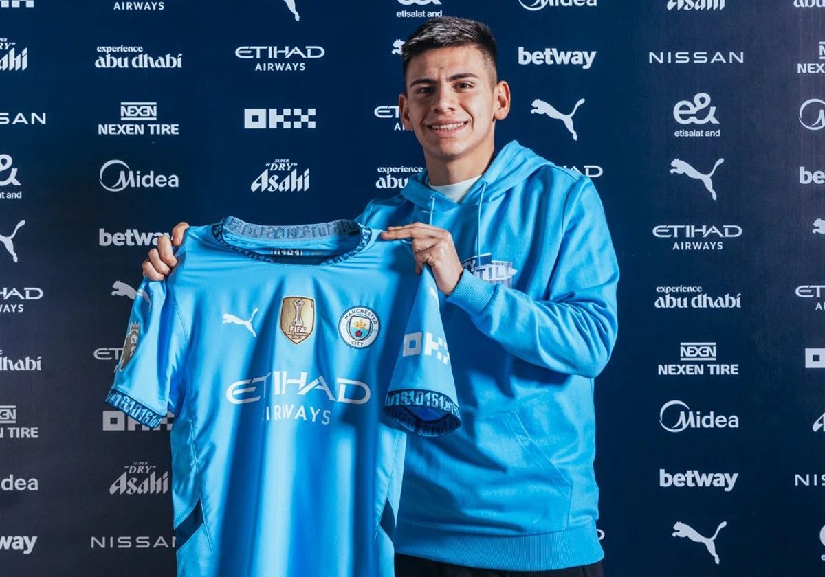 Claudio Echeverri posa como nuevo jugador del Manchester City