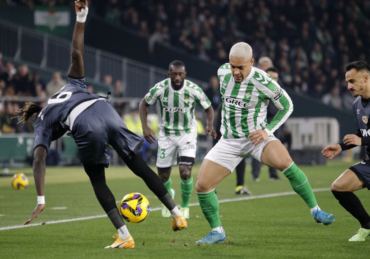 Vitor Roque, durante el Betis - Rayo de esta temporada